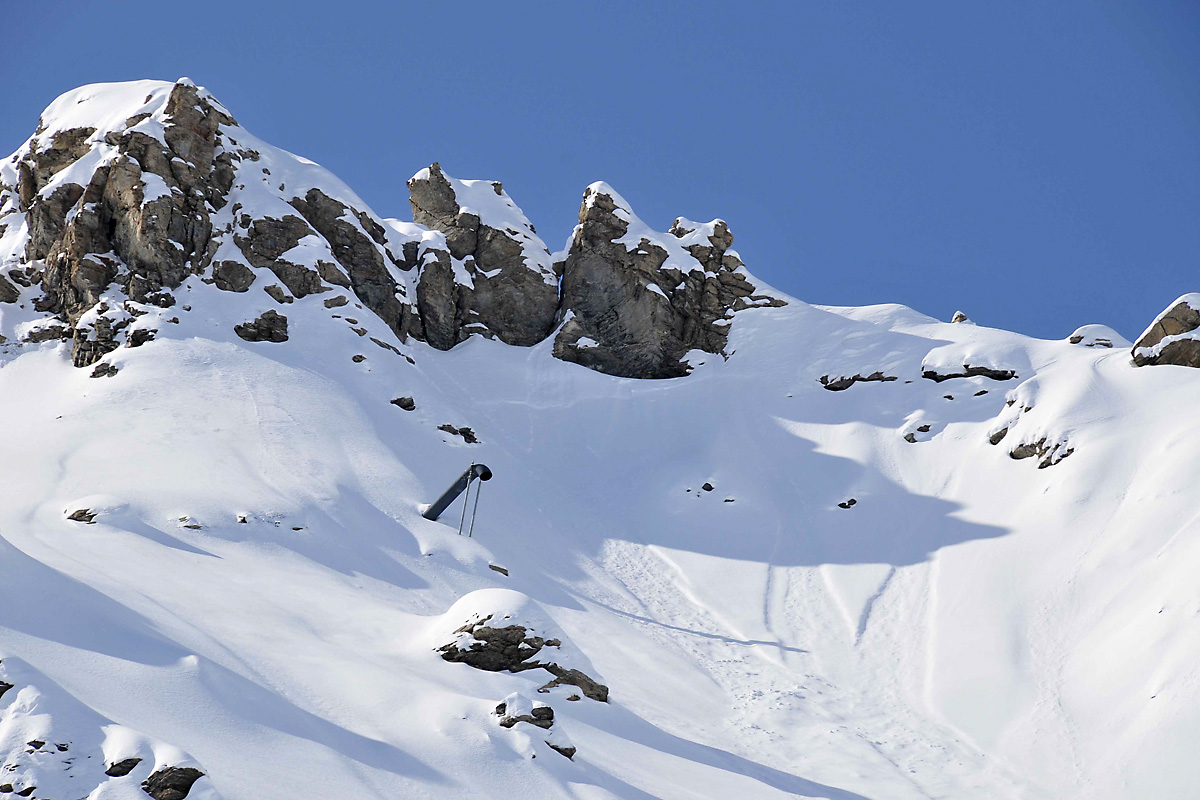 tube Gazex émergeant du manteau neigeux