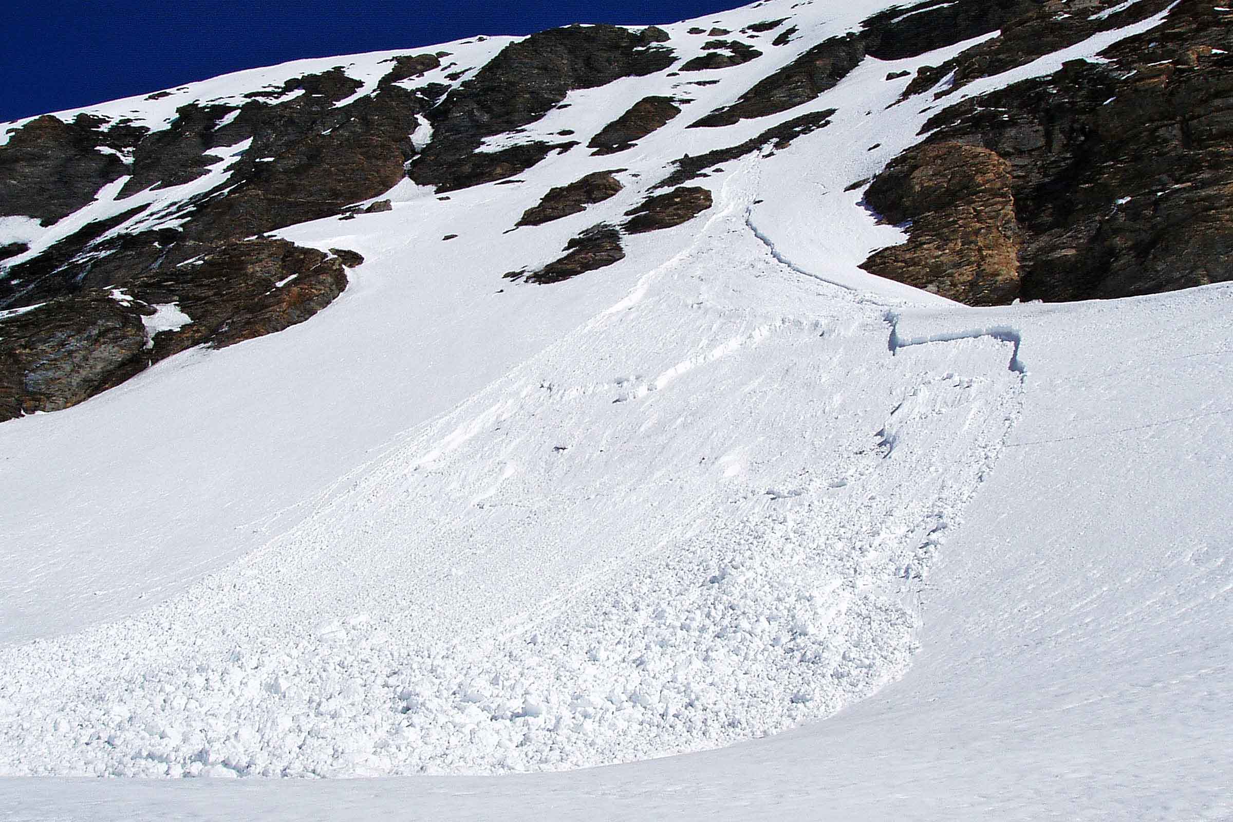 avalanche de neige issu d'un seul point et impliquant la neige mouillée en fin de saison